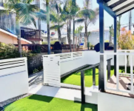 Steps to the Sand-Upscale Beach Cottage