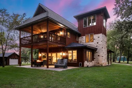 Luxury Cabin, 500’ Lake Front, 3 Acre Property on Lake Bob Sandlin!