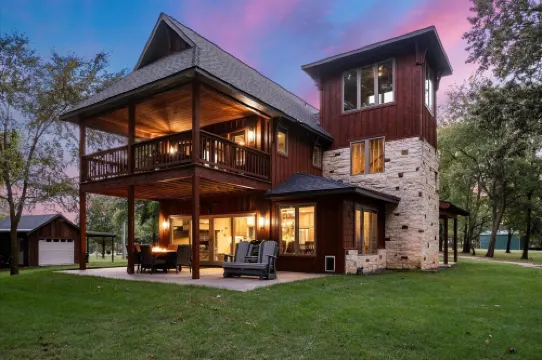 Luxury Cabin, 500’ Lake Front, 3 Acre Property on Lake Bob Sandlin!