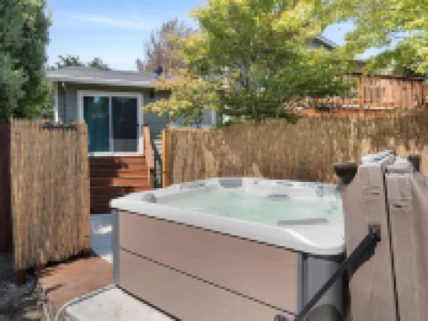 Spacious Coastside Home! Hotels in Moss Beach