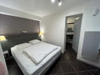 Apartment with enclosed garden and private parking in quiet city center location Hotels in Thonon-les-Bains