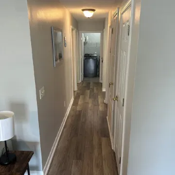 Charming 3-bedroom house with WiFi and AC a short drive from the beach!