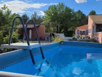 Country house at the foot of the Luberon Hotels in Lauris