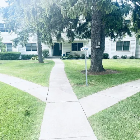 Wonderful 3 bdrm 3 bath condo w great views & tons to do! Brand new Central AC!