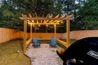Bright bungalow 7 mi from Perdido king bed pet and family friendly near NAS Hotels near Blue Angels