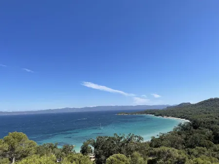 PORQUEROLLES very comfortable apartment ++++ Отели рядом с достопримечательностью «Le port de l'ile de Porquerolles»