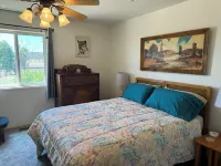 Charming 3-bedroom house a short walk to Historic Downtown Seligman with AC
