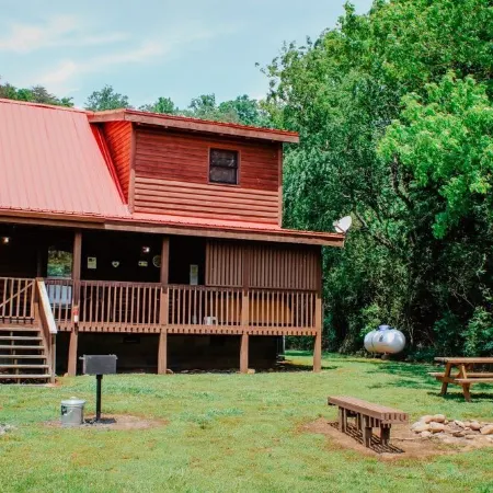 Country Life~ Hot Tub, Pool Table, Foosball, Fire Pit and Short Stroll to Creek.