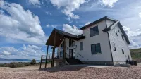 Built 2023!180-degree lake views, huge deck, 6+ acres, fiber, ping pong! Hotels near Bear Lake