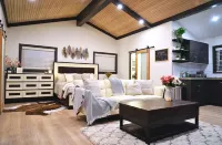 Sleek Designer Loft: PS-5, Arcade, and Luxury Amenities / Downtown Jacksonville