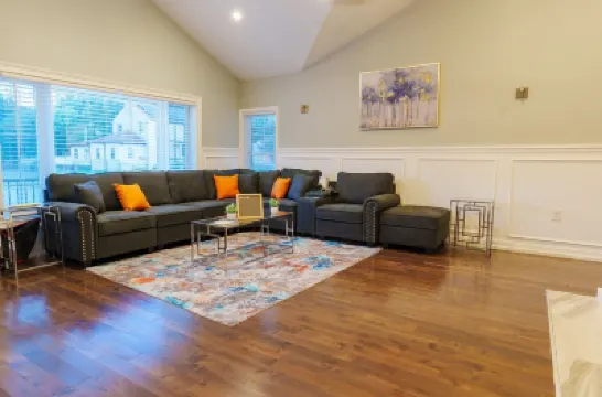15 Mins From PHL International Airport - Modern Rancher Style Home in Chester PA โรงแรมใน