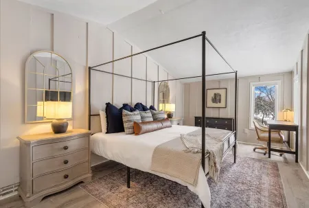 3 min to ND. Game Room. Fire Pit. Large group friendly. Отели в г. Саут-Бенд