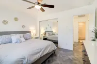 Gated & Quiet Complex, 2 Bdrm/1 Bath Arcadia-Lite Condo, sleeps 4, Community Poo Hotels in 