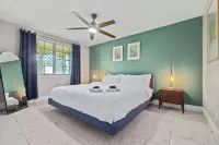 Tropical Oasis - Heated Pool - Hot Tub - Downtown and Beaches