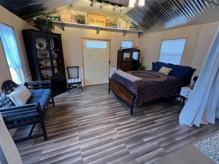 Our Studio, Beautiful! one bedroom, kitchen, living room, bath, very private.