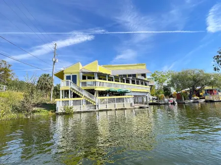 Paddle Paradise: 3/2 Bath House with Jacuzzi, Kayaks, Paddleboards & Game Room