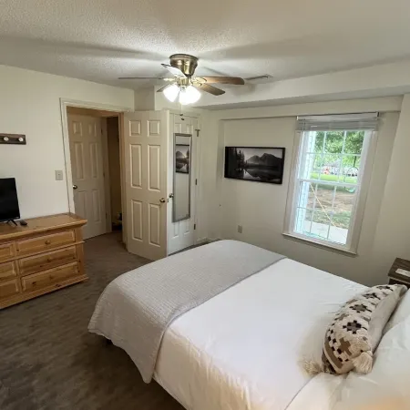 Spacious Lakehouse, Arcade Games, Huge Flat Yard, Premium Linens Included!