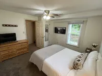 Spacious Lakehouse, Arcade Games, Huge Flat Yard, Premium Linens Included!