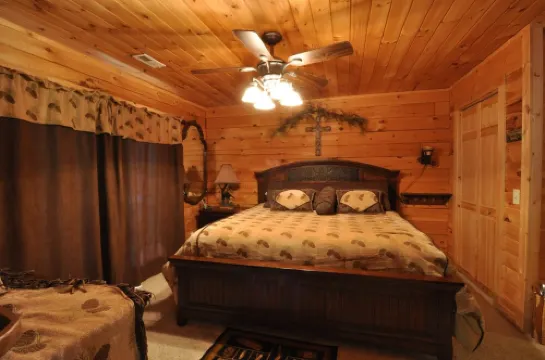 Timber Mountain Lodge,  Private Hot Tub .1 Mi to Thunder Ridge; 10 min Branson