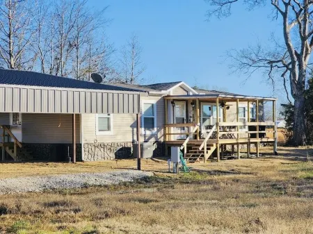 Spacious lake house with 3 bay car port with lights for bass boats! on Lake Fork