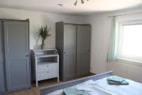 Moderne Ferienwohnung mit Großem Außenbereich, Familien- und Haustierfreundlich Hotels near Camping-Stellplatz Struppen