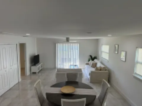 Stylish cozy apt, central location, self check-in, perfect for exploring.