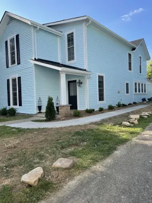 *NEW* Bourbon on Broadway- 3 King Bed- Downtown Bardstown