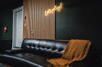 North Cascades Escape- spacious 5 bedroom, Hot Tub,  family-friendly, WiFi, AC Hotel a Skagit County