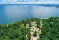 Lakeside cottage, water access + pet friendly