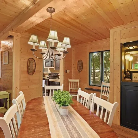 Hot Tub, Pet Friendly, Fenced in Yard, Game Room! 3 Bedroom Cabin, Sleeps 8!