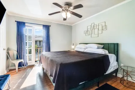 LALALAND -2 master suites, king bed,  comfort & location “No chores” at checkout Отели в г. Лафайетт