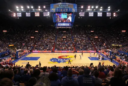 #SuiteDreamsLawrence - Historic Downtown Loft - sleeps up to 6! Отели в г. Дуглас