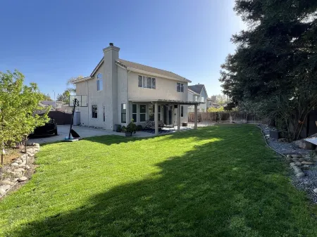 Travelers Dream! Large Home, Huge Yard, Style & Comfort Отели в г. Йоло