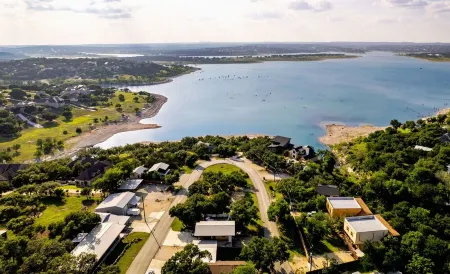 Couple's Lake View Getaway! - Kayaks, Paddle Boards + Pet Friendly - Отели рядом с достопримечательностью «Cranes Mill Marina»