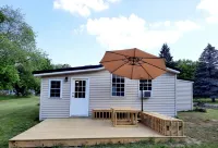 Cozy cabin retreat in rustic setting. Private lake, bonfire under the stars!