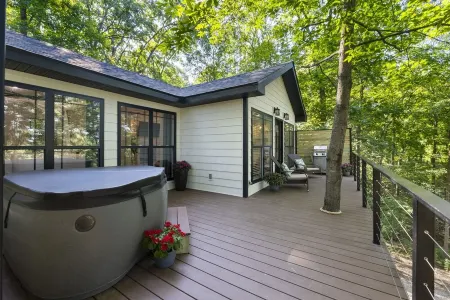 The Twisted Sassafras Treehouse Отели в г. Cape Girardeau County