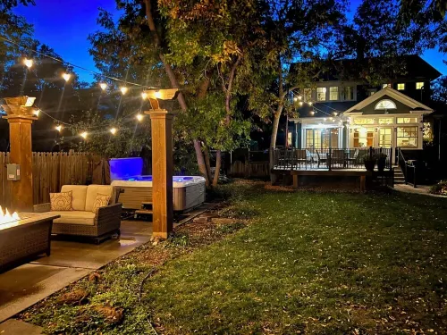 Historic Downtown Home, Sleeps 12, 5 Kings, Hot Tub, Private Courtyard