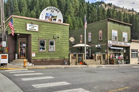 Charming haven - Walk to Town< 8 miles to skiing! Отели в г. Маллан