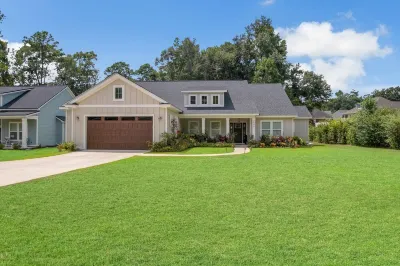 Tallahassee Luxury 4 bedrooms 3.5 baths, King Bed, and Home Movie Theatre