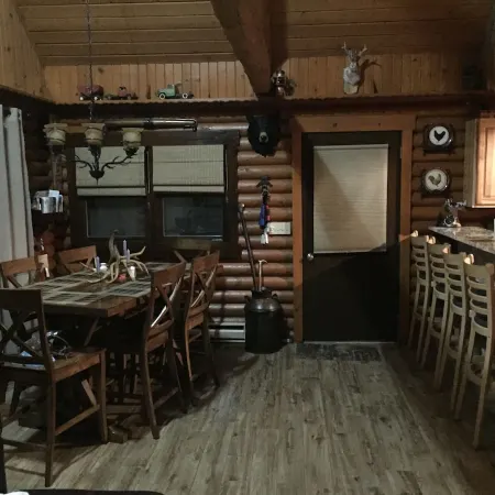 Unique Rustic, upscale, 3 br/2 ba Cabin w/Fireplace, Firepit, Pool Table & Wifi