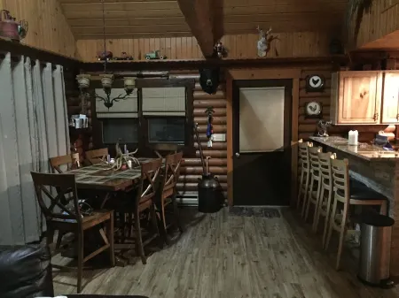 Unique Rustic, upscale, 3 br/2 ba Cabin w/Fireplace, Firepit, Pool Table & Wifi