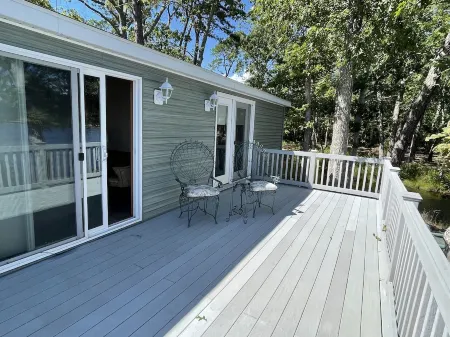 Waterfront Bungalow Nightly Panoramic View of Our Illuminated Covered Bridge Отели в г. Голлоуэй
