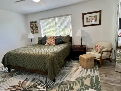 Afforable & quaint upstairs 2Bedroom 1Bath apartment with lanai and Ocean views