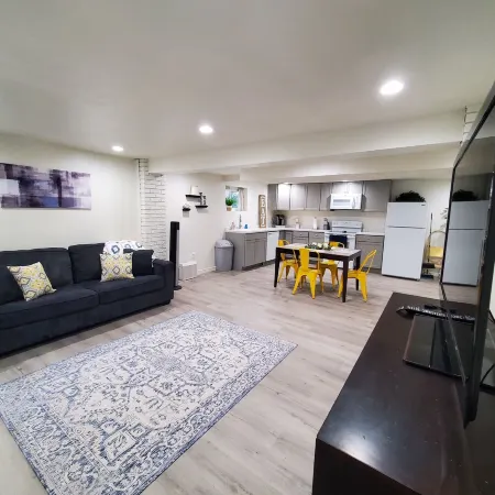 Spacious & Modern Guest Apartment with Private Entrance