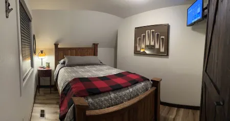 Cozy Cabin ~31 Acres ~Views ~Border's National Forest ~Atv Riding ~New 36' Deck~