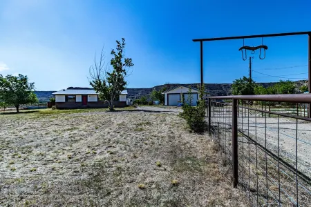 Charming farmhouse close to the Quality Waters and Navajo Lake Marina.