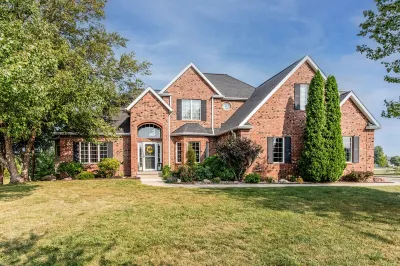 Luxury Home on 4th fairway of country club! Golf Getaway.  Quality throughout. Hotels in 