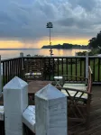 Direct Lakefront Cottage, Modern 2-bedrm Cottage in Point Breeze with WiFi & AC
