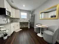 Beautifully Remodeled Apartment in Central Sarasota -5 Miles to Siesta Key!