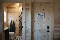Cabin w/ hot tub and fire pit close to town & wine